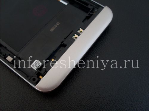 Photogallery for The middle part of the original body in the assembly with the rim for the BlackBerry Z30, Silver / Black product