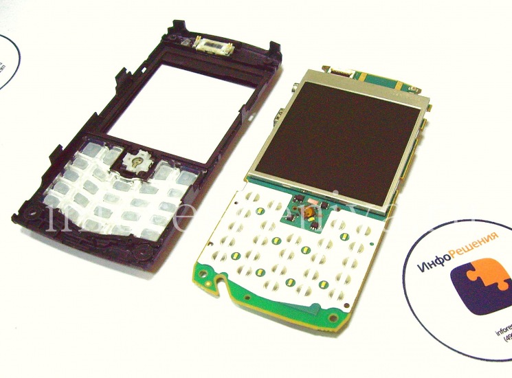 Инструкция по разборке BlackBerry 8100/ 8110/ 8120/ 8130 Pearl: Материнская плата с экраном и передняя часть корпуса с клавиатурой и трекболом BlackBerry Pearl