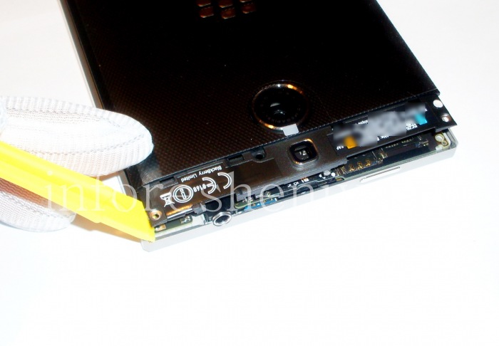 Инструкция по разборке BlackBerry Passport Silver Edition: Затем пластиковым открывателем отсоедините заднюю крышку устройства. Сначала сверху.