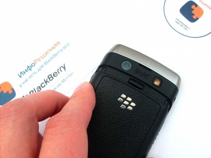 Разборка BlackBerry 9700/ 9780: Начнем разборку BlackBerry 9780 с того, что снимем заднюю крышку
