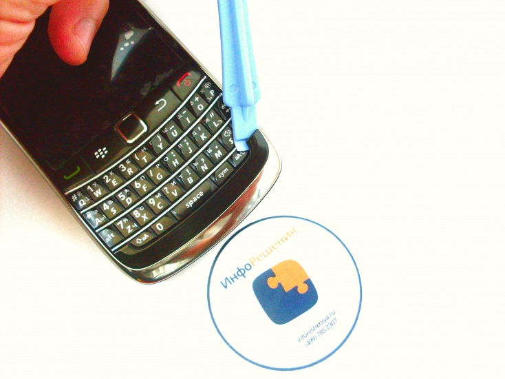 Разборка BlackBerry 9700/ 9780: Инструментом Pry Tool снимите U-cover