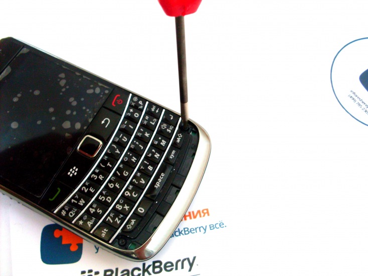 Разборка BlackBerry 9700/ 9780: И открутите два винта T5 под ним