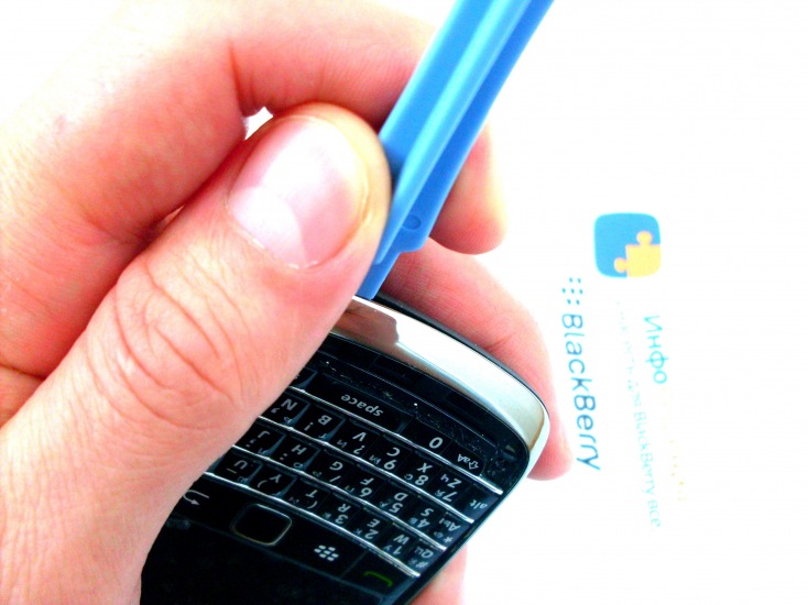 Разборка BlackBerry 9700/ 9780: При помощи пластикового снимателя открепите нижнюю часть ободка