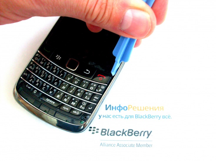 Разборка BlackBerry 9700/ 9780: Сделайте то же для боковых частей