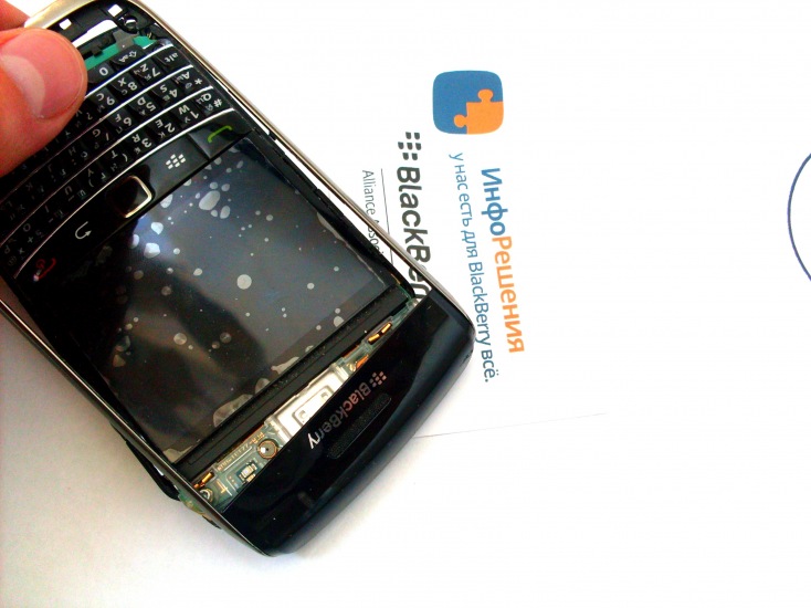 Разборка BlackBerry 9700/ 9780: Теперь ободок можно извлечь — сдвиньте его кверху