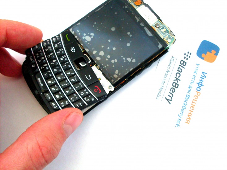 Разборка BlackBerry 9700/ 9780: Клавиатура у BlackBerry 9700/ 9780 снимается просто