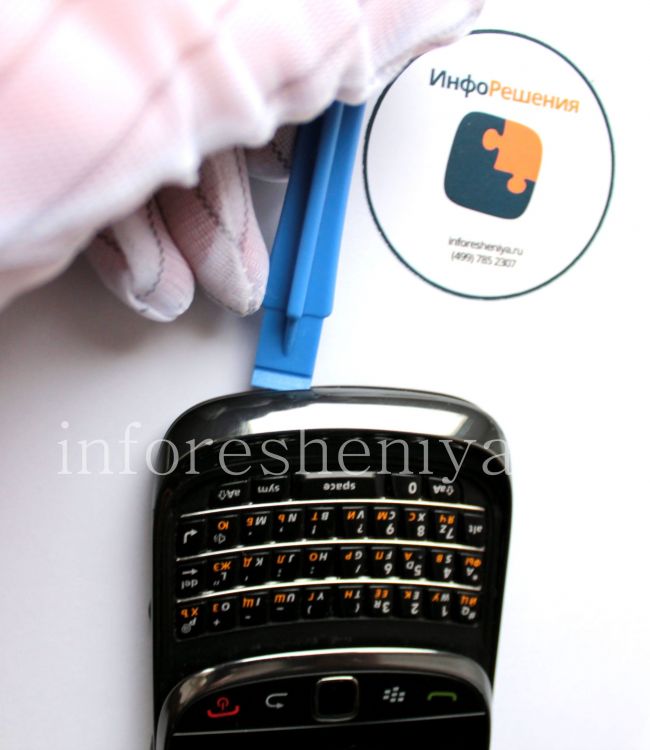 BlackBerry 9800/9810 Torch Take Apart (Disassembly, Teardown): Take the pry tool and gently pull the bottom part of plastic bezel.