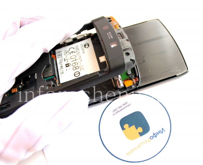 BlackBerry 9800/9810 Torch Take Apart (Disassembly, Teardown): Take off the middle part of the BlackBerry 9800/9810 Torch housing now.