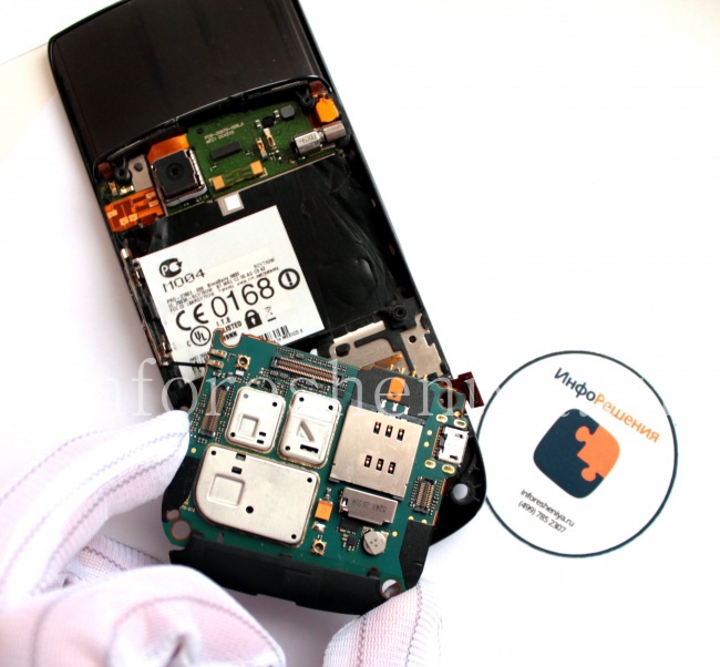 BlackBerry 9800/9810 Torch Take Apart (Disassembly, Teardown): Take the motherboard in you hands, but don