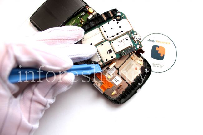 Разборка BlackBerry 9800/ 9810 Torch / BlackBerry 9800/ 9810 Torch Take Apart (Disassembly, Teardown): There is another connector from other side of the motherboard. / И вот почему — на другой стороне есть еще один коннектор