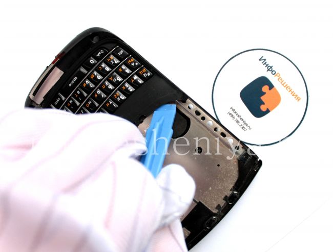 BlackBerry 9800/9810 Torch Take Apart (Disassembly, Teardown): If you need to replace the keypad, do the pry work with its holder.