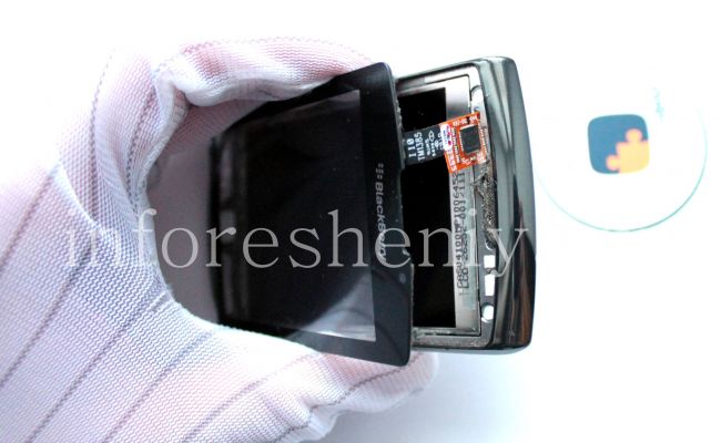 Разборка BlackBerry 9800/ 9810 Torch / BlackBerry 9800/ 9810 Torch Take Apart (Disassembly, Teardown): Now take off the touchscreen carefully. / Теперь аккуратно снимите тачскрин
