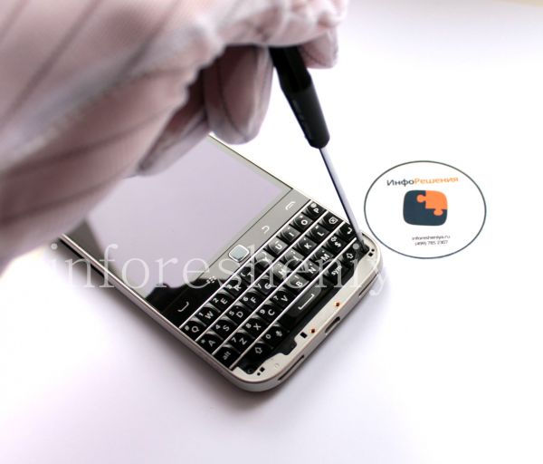 BlackBerry Classic Take Apart (Disassembly, Teardown): T5 screwdriver will help to remove two screws under the U-cover.