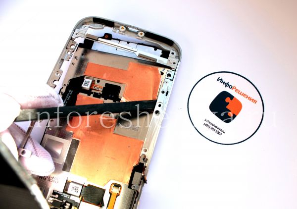 BlackBerry Classic Take Apart (Disassembly, Teardown): You can help yourself with pry tool if needed.