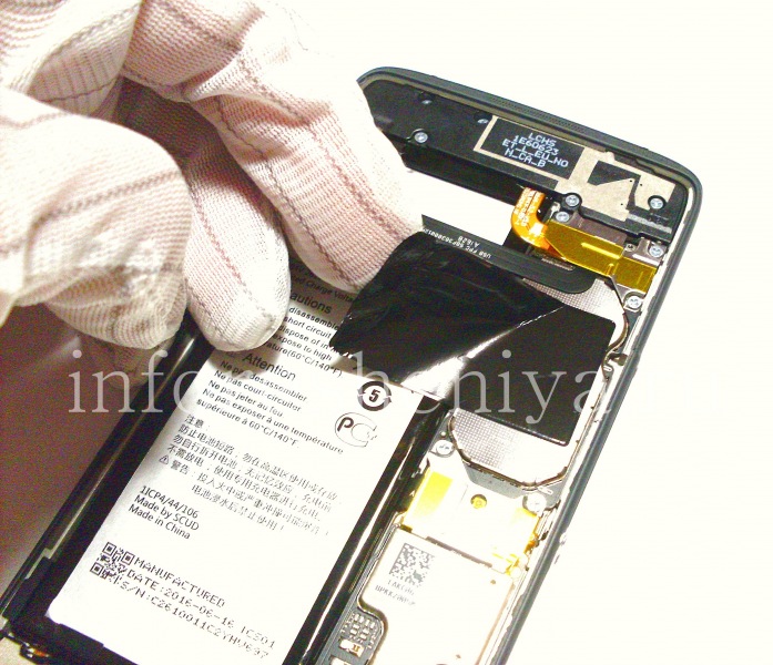 Разборка BlackBerry DTEK50: Снимите защитную пленку с аккумулятора