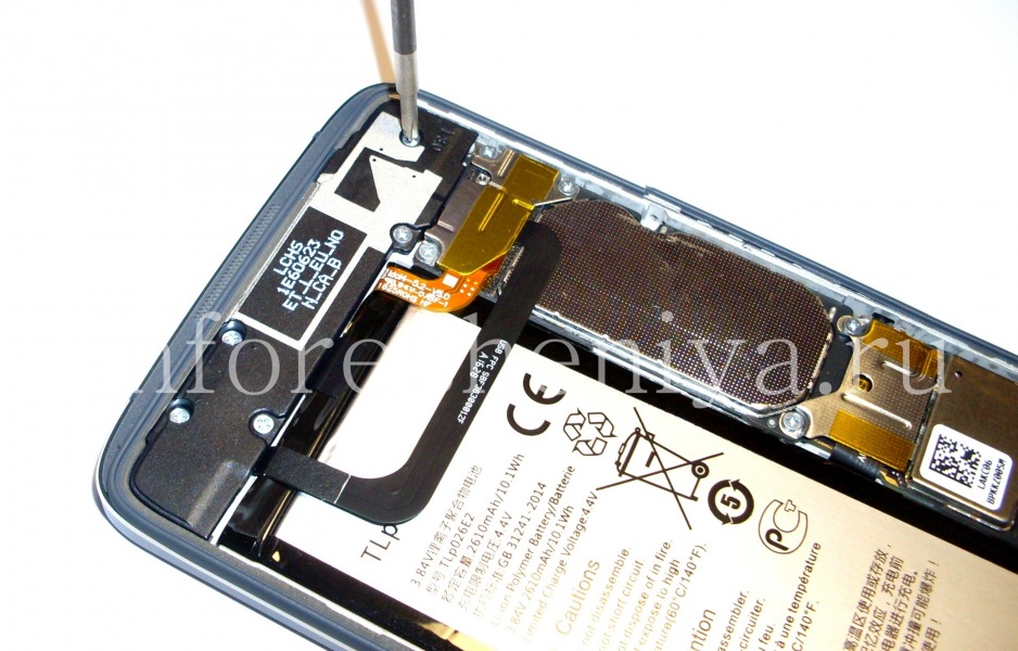 BlackBerry DTEK50 Disassembly and Teardown: Now'are removing the part called Bottom panel with media speaker and antenna for BlackBerry DTEK50: it fastens with five screws of type ⊕, unscrew them.
Spoiler: most attentive readers are noticed already the inscription "Idol4" on the battery connector.