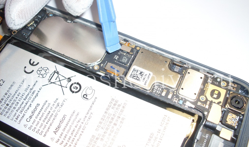 BlackBerry DTEK50 Disassembly and Teardown: First loosen the connector pins of the convenience button..