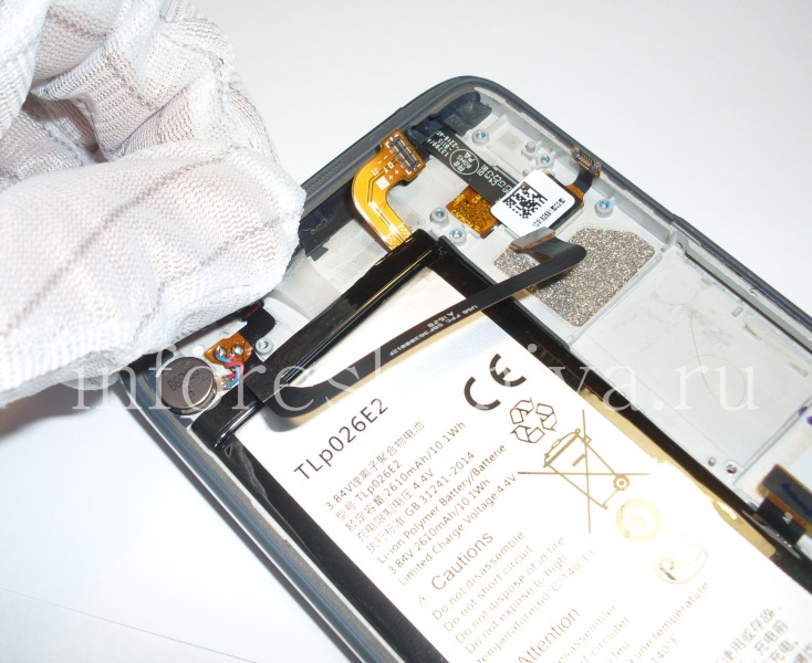 Разборка BlackBerry DTEK50: Чтобы снять аккумулятор, потяните за черные полоски сверху (2 штуки) и снизу (1 штука, на фото). Следом вы вытяните клей