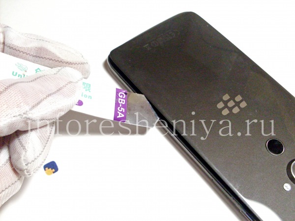 Разборка BlackBerry DTEK60/ Инструкция: Используйте инструмент для открепления, чтобы отделить клей и приподнять крышку устройства