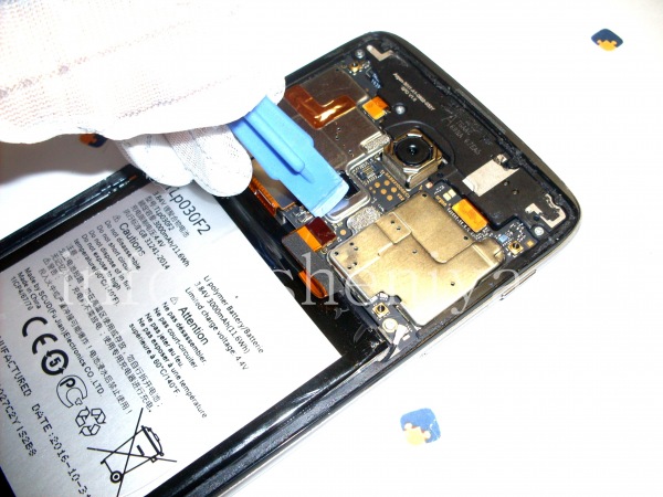 BlackBerry DTEK60 Teardown: Use a plastic pry tool to consistently unclip all the connectors. Start with the battery connector.