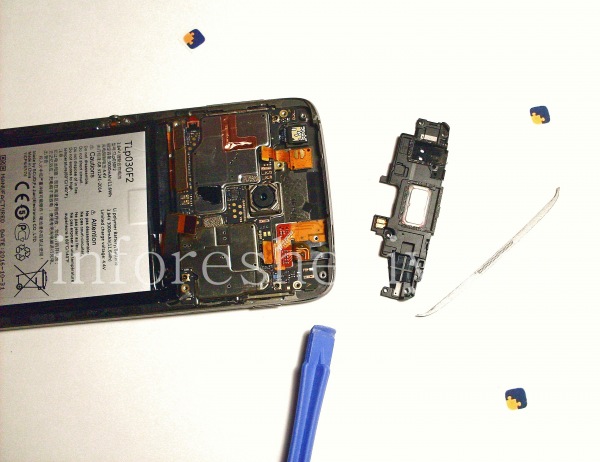 BlackBerry DTEK60 Teardown: The upper panel with the voice (voice) speaker is removed.