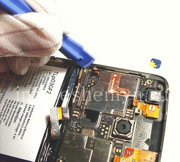 BlackBerry DTEK60 Teardown: Now we remove the DTEK60 motherboard. Pick it up with a plastic tool.