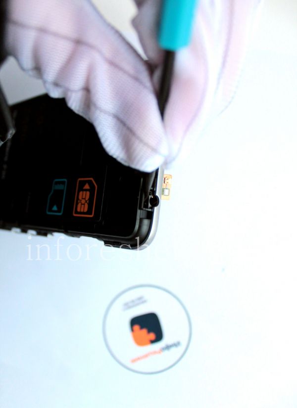 BlackBerry Z30 Take Apart (Disassembly, Teardown): Now pull the audiojack this way.