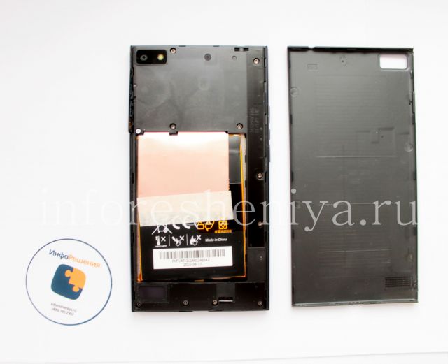 BlackBerry Z3 Take Apart (Disassembly, Teardown): You can see the middle part and the battery of BlackBerry Z3 now.
