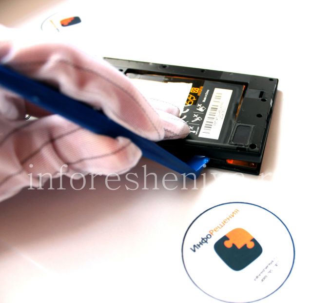 BlackBerry Z3 Take Apart (Disassembly, Teardown): Different size of pry tools can be used.