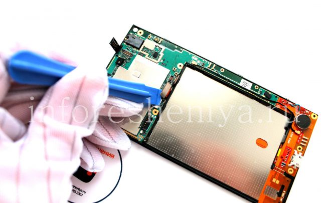 BlackBerry Z3 Take Apart (Disassembly, Teardown): And the LCD connector.