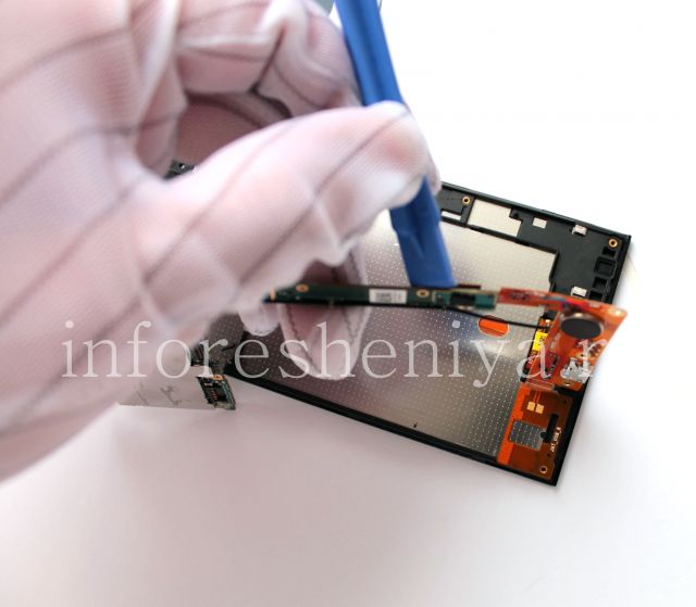 BlackBerry Z3 Take Apart (Disassembly, Teardown): Separate motherboard from the bottom PCB.