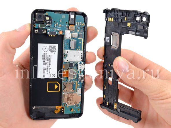 Renovación y demolición BlackBerry Z10 — Extracción de la parte media del cuerpo